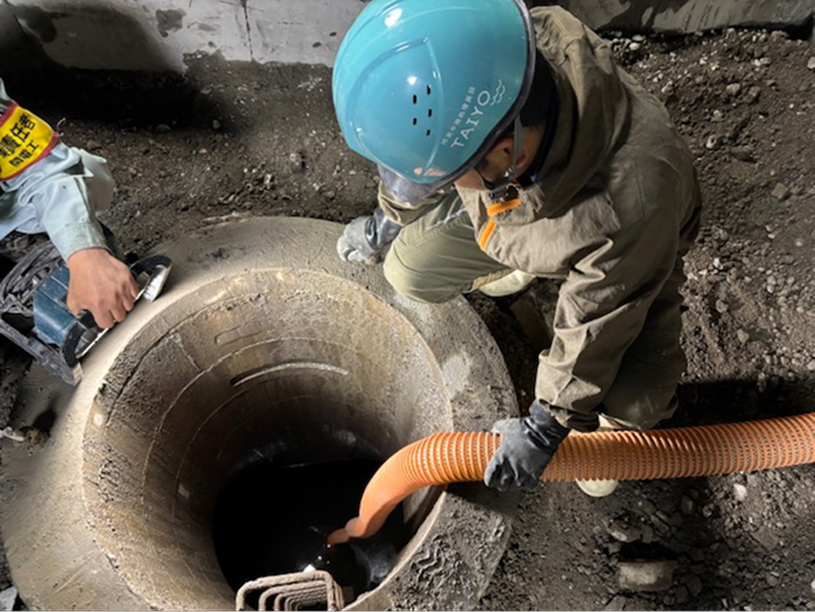 マンホールに貯まった汚泥の回収