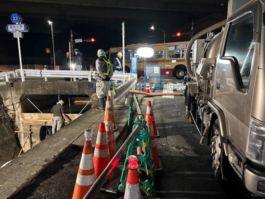 流動化処理土の充填作業